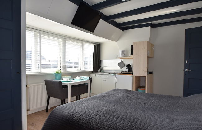 Elegant Studio Near Beach - Photo 9