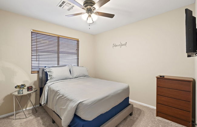 Cozy Hidden Gem - 3BR - 1Den w Backyard - Foto 4