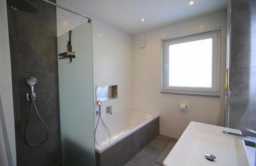 Großes Apartment mit Küche, Dusche, Badewanne, Balkon, Parkplatz vor dem Haus, ruhig gelegen, ADA4 - Foto 13