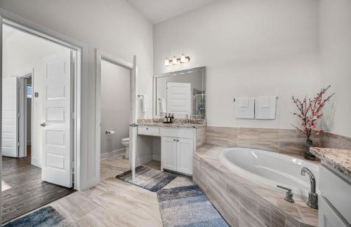 Stylish 4BR Lake House - Foto 24