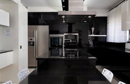 Deluxe 4BDR House W/ Pool by LovelyStay - Photo 40