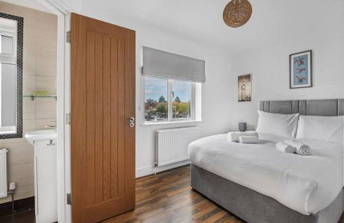 Spacious 4 Bedroom Home, Prime Location, Parking - Photo 13