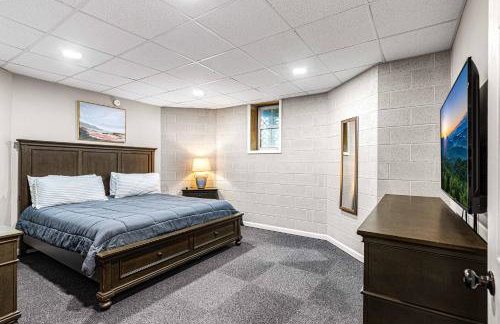 15 Minutes to Asheville! Spacious 7BR Luxury Home | Pool | Hot Tub | Game Room - Foto 71