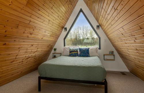 Cozy 2BR A-Frame Cabin w Hot Tub & Lake Views - Foto 42