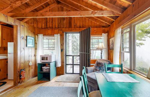 Lake Views! Small Group Getaway in Northport - Foto 5