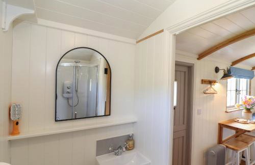 Bosulla Shepherds Hut - Photo 15