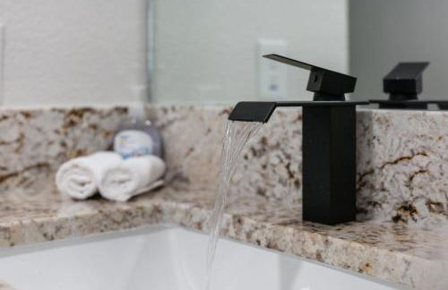 Spacious 5-bedroom villa in welcoming Burleson with WiFi, AC - Foto 35