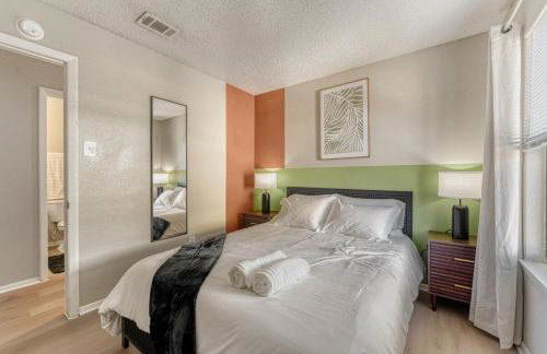 Stylish City Getaway 2B - Sleeps 6 - Pool, Prkg - Foto 18