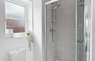 Amaya Seven - Luxury 3 bedroom detached house with garden & driveway - Sleeps 7 - Bottesford, Leicestershire - Foto 14