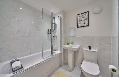 Modern 3-Bed Brand New House Aldershot Town - Foto 7