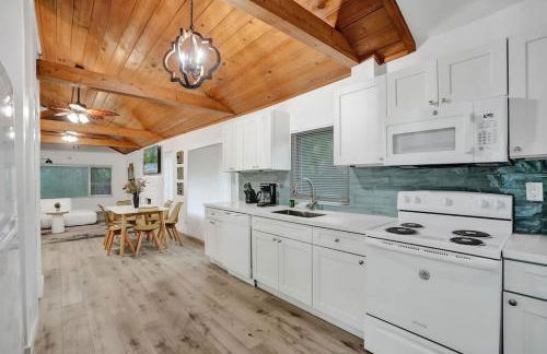 Tropical Oasis 2BR House w Pool - Foto 18