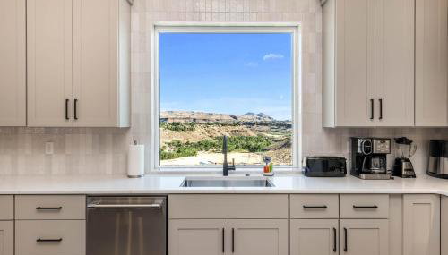 Cliffside Modern Villa - Hot Tub Stunning Views - Photo 2