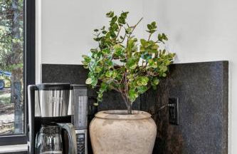 The Luxe House | Upscale Cabin w/ Hot Tub & Fire Pit! - Foto 30