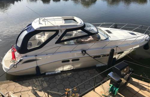 ENTIRE LUXURY yacht 70sqm Oyster Fund - Quiet and relaxing - 2 double bedrooms both en-suite - HEATING - sleeps up to 4 people - moored on our Private Island - nearby LEGOLAND THORPE PARK ASCOT RACES WENTWORTH LONDON Lapland UK -NO Parties - - Foto 1
