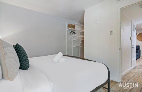 1BR 1BA Pet Friendly Condo w Pool, Gym, Walk to SoCo and Lake by Austin Vacay - Foto 18