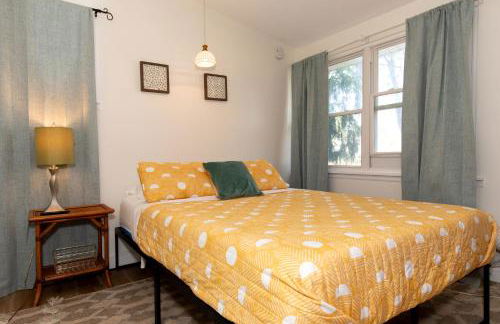 Mid-Century Modern Themed Home with Outdoor Hot Tub - Foto 71