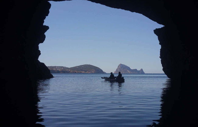 Tour en kayak con snorkel por Cala Codolar - Foto 3
