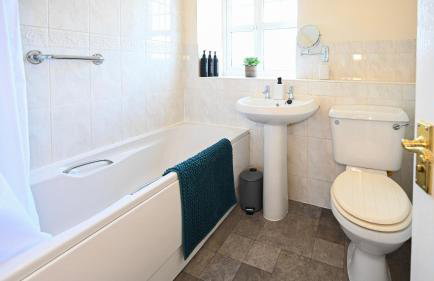 Bright 3BR House Ideal for Families & Groups - Foto 20