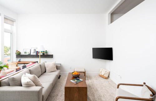 Modern 1BR Apt with Rooftop, Gym, and Parking - Foto 1