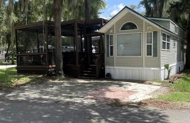 Wonderful Cottage Overlooking the Lake with Porch in Florida - Foto 8