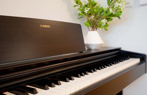 Luxe Central Home with Views & Rooftop - Foto 24