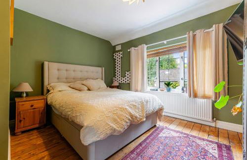 Whimsical Countryside Escape with Sprawling Garden - Foto 25