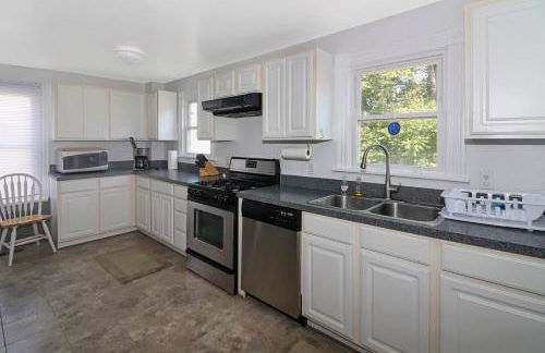 Blue Moon - Pet friendly and great location! - Photo 12