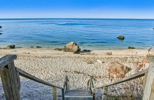 Steps to Beach + Sunset Views! East Marion Home - Foto 3