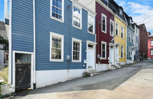 HostWise Stays - The "Row" House - Beautiful Space, Two King Beds - Photo 9