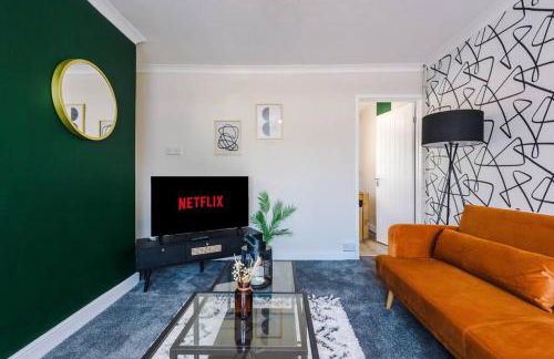 Cheerful 3 bedroom home with parking near Chester - Photo 27