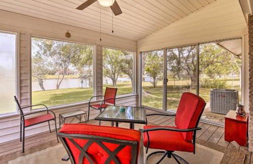 Riverfront Family Home Yard, Orchard, Dock! - Foto 27