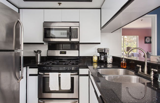 Extravagant Hollywood Cosmo Suites - Photo 12