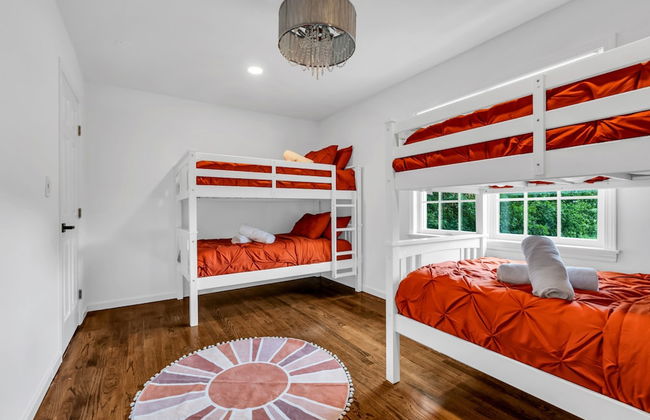 Family Retreat With Autumn Views and Fireplace - Photo 40