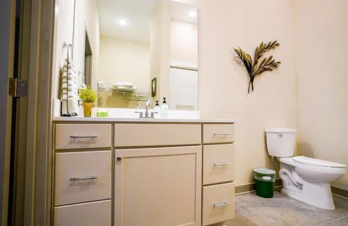 Peridot Suite - NEW 2bdrm 2bath Loft near Mass! - Photo 22