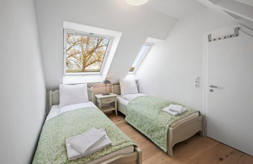 GUT KLETKAMP "Mühlenhof 2" - Ruhige Ferienwohnung mit 2 Schlafzimmern I Terrasse mit See- & Naturblick I Gemeinschaftsgarten I 15 Min zur Ostsee I Küche I Parkplatz I Waschmaschine I WLAN - Foto 6