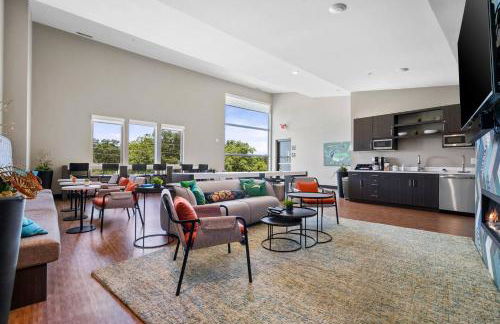 Downtown Birdseye View AC 85" TV Balcony - Photo 15