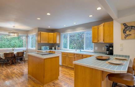 Forest Front Home w Fire Pit Mins to Beaches Wineries Trails Cedarview Retreat by AvantStay - Foto 16