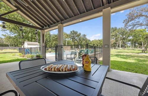 Tranquil Tiny Home Resort with Heated Pool & Goats near Houston, Hempstead Texas - Foto 41