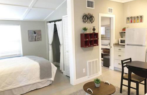Cozy Apartment Overlooking Downtown and Park NO KIDS, NO PETS - Photo 5