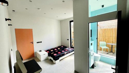 Room with a bathroom and private entrance door - Photo 4