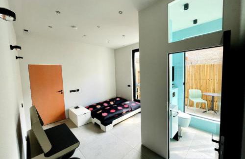 Room with a bathroom and private entrance door - Photo 4