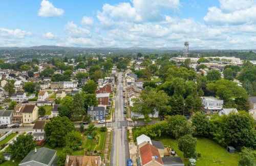 Cozy Full Home with Parking, 10min Walk to Bridge St - Photo 23