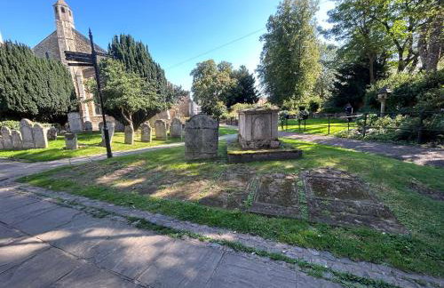 Park View is a beautiful whole entire house close to town centre, sleeps 8 in 4 rooms, 2 doubles and 4 single beds with 2 shower rooms, available for holidays, insurance stays, trades people, contractors, pets welcome - Foto 21