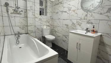 3 Bedroom House Driveway near to NEC - 6 guests - Foto 4, towels, Shower