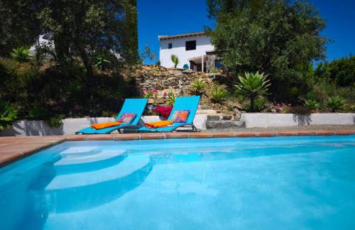 Künstlerhaus Finca Madreselva mit atemberaubenden Weitblick mit Infinitypool, kleinen Teichen und vielen Sitzplätzen in Tolox Malaga im Nationalpark Sierra de las Nieves, ideal für Entspannung, aber auch zum Wandern - Foto 1