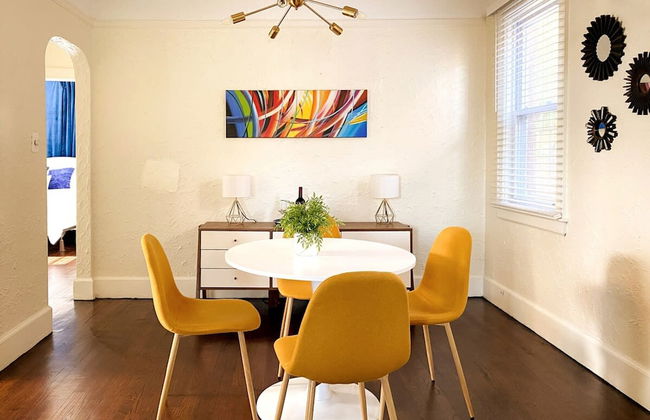 Gather Around the Mid-century Table at a Tranquil Haven - Foto 23