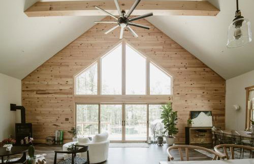 Luxe Modern Cabin with Pond, Fire Pit, Hiking, near Bethel Woods - Foto 3