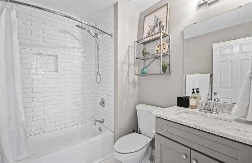 2BR Home with Fenced Backyard, Minutes to Uptown - Foto 6