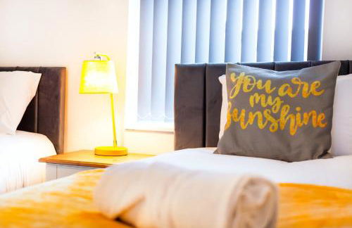 4 Bedrooms Spacious House With 2 Bathrooms Free Parking - sleeps up to 10 guests - Foto 31