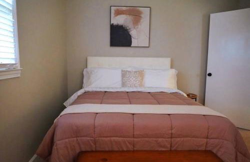 Spacious Pet Friendly Home - Photo 8